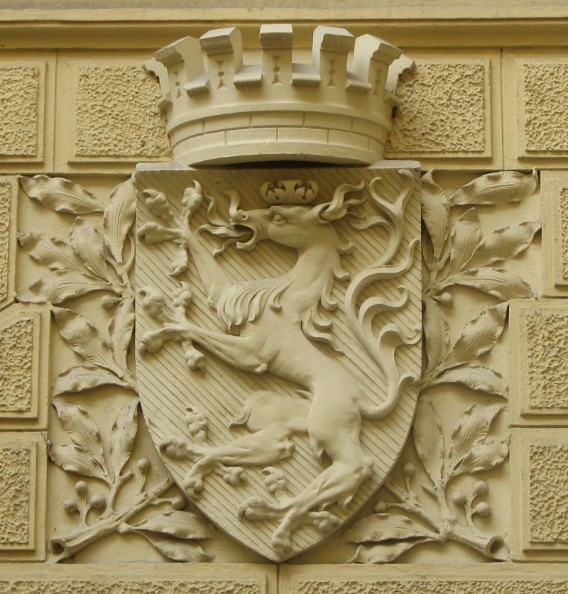 Grb Gradca na fasadi stavbe graškega Okrajnega urada za center mesta. Foto: Aleksander Hribovšek, 2008.