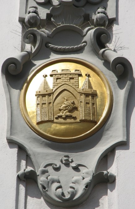 Grb Škofje Loke na fasadi univerzitetne palače. Foto: Aleksander Hribovšek, 2008.