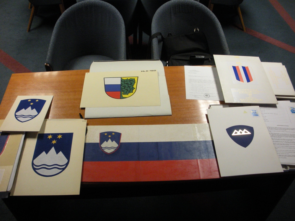 Štiri finalna dela javnega natečaja za grb Republike Slovenije iz leta 1991 hrani arhiv Državnega zbora. Foto: Aleksander Hribovšek, 2011.