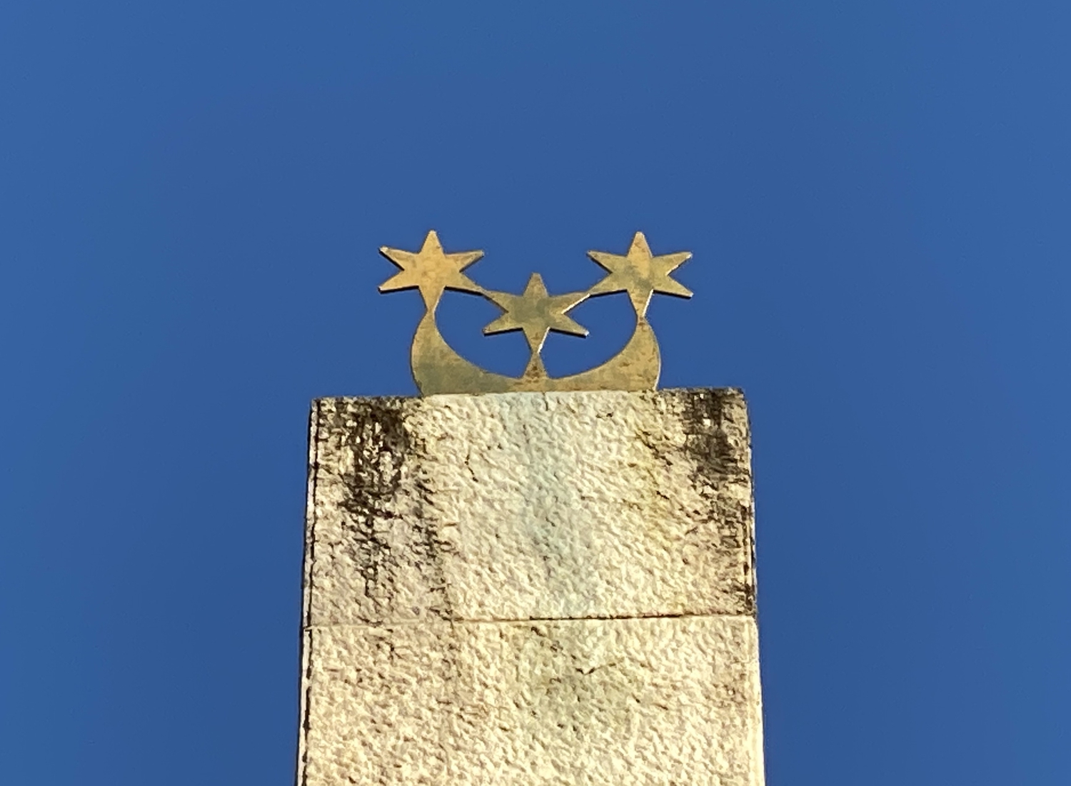 Vrh Plečnikovega Ilirskega stebra z motivom takratnega slovenskega dela državnega grba. Foto: Aleksander Hribovšek, 2019.