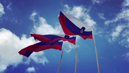 Zastave Slovenije ob Spomeniku vsem žrtvam vojn in z vojnami povezanim žrtvam na območju Republike Slovenije na Kongresnem trgu v Ljubljani.