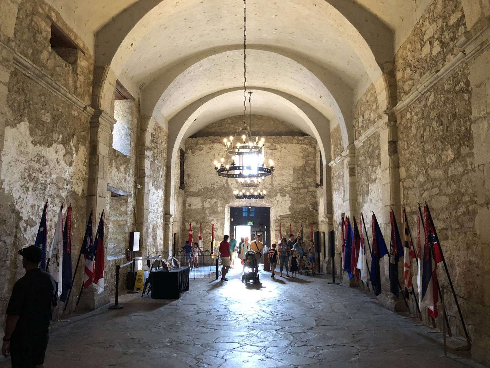 Cerkev samostana Alamo in zastave narodnih pripadnosti vseh branilcev bitke za Alamo. Foto: Aleksander Hribovšek, 2019.
