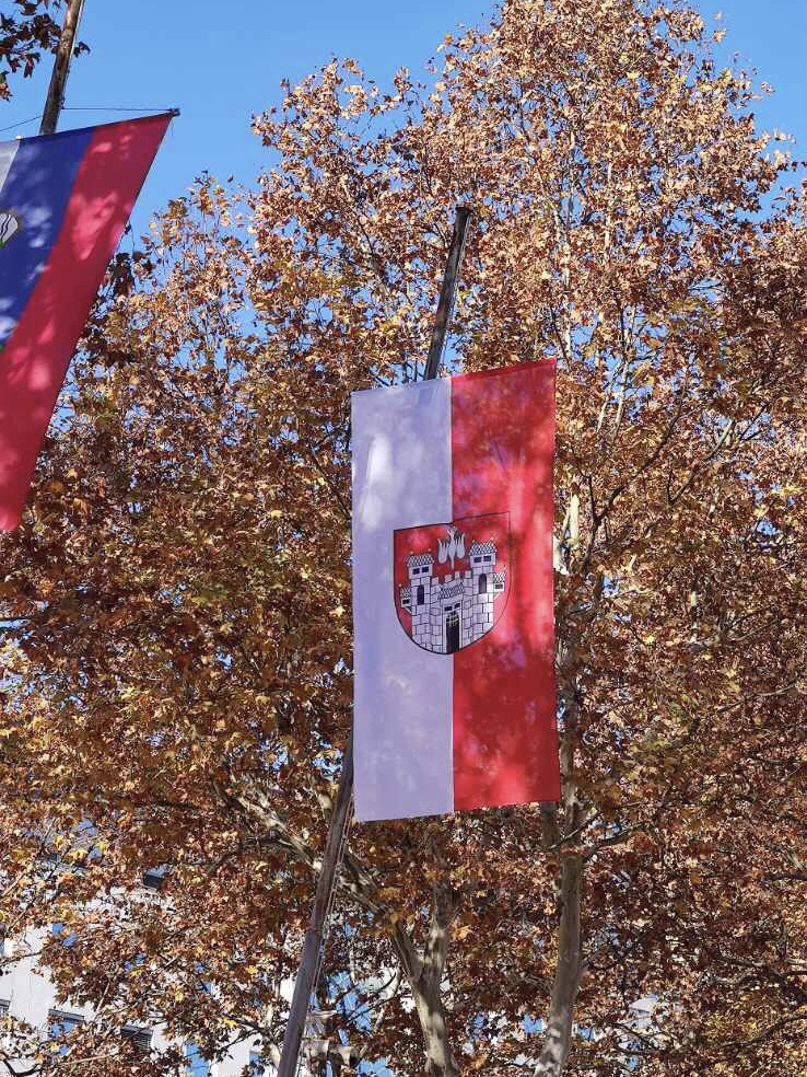 Nova zastava Maribora z grbom v središču. Foto: Špela Debenjak, 2020.