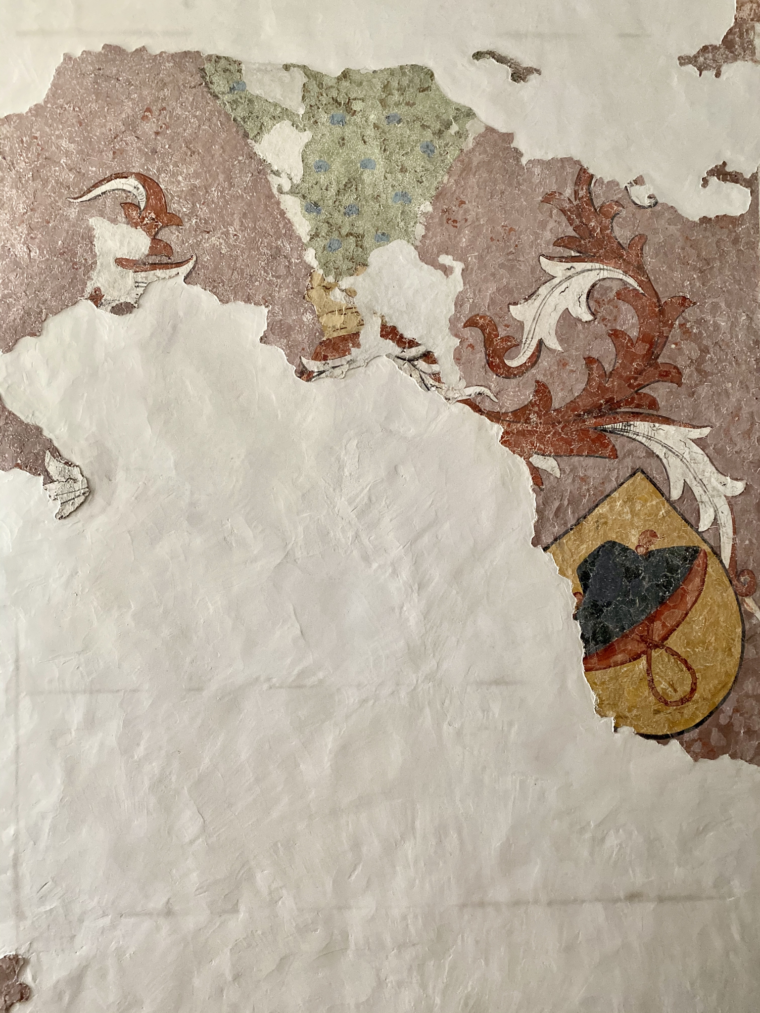 Del freske v Cistercijanski opatiji Stična iz verjetno 15. stoletja, ki je imel v sredini grb Avstrije, na heraldični desni domnevno grb Kranjske in na heraldični levi grb Slovenske krajine (črn klobuk z rdečim trakom na zlatem). Foto: Aleksander Hribovšek, 2020.