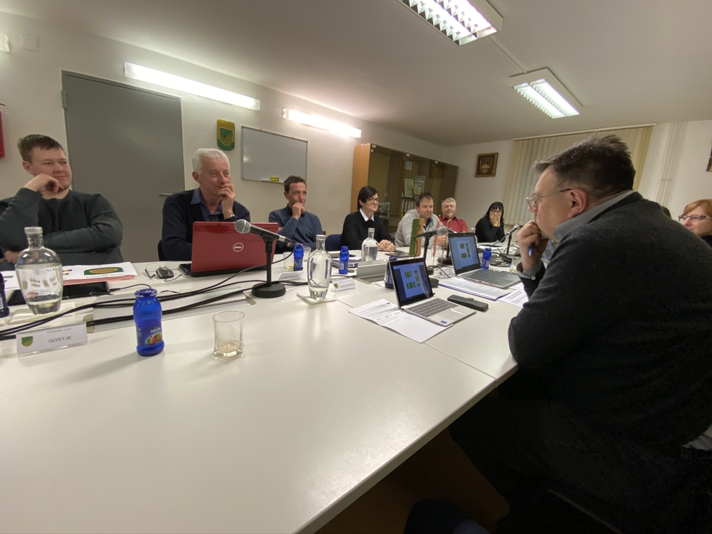 Občinski svet Občine Sodražica med sprejemanjem novih simbolov, 30. januarja 2020. Foto: Aleksander Hribovšek, 2020.