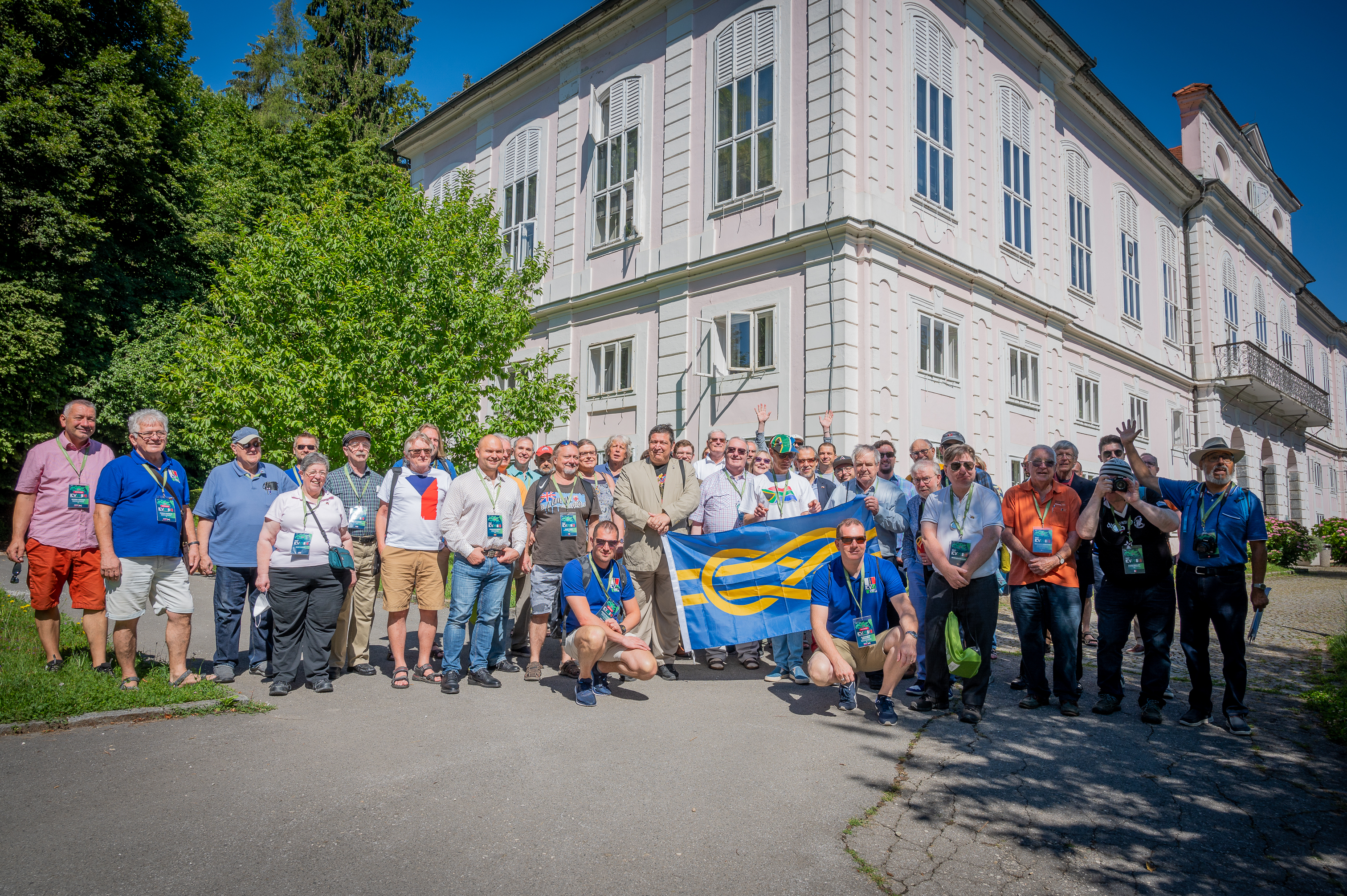 Skupinska fotografija udeležencev strokovne ekskurzije pred Muzejem novejše zgodovine Slovenije. | 29. Mednarodni kongres zastavoslovja v Ljubljani, 13.7.2022. Foto: Anže Hobič.