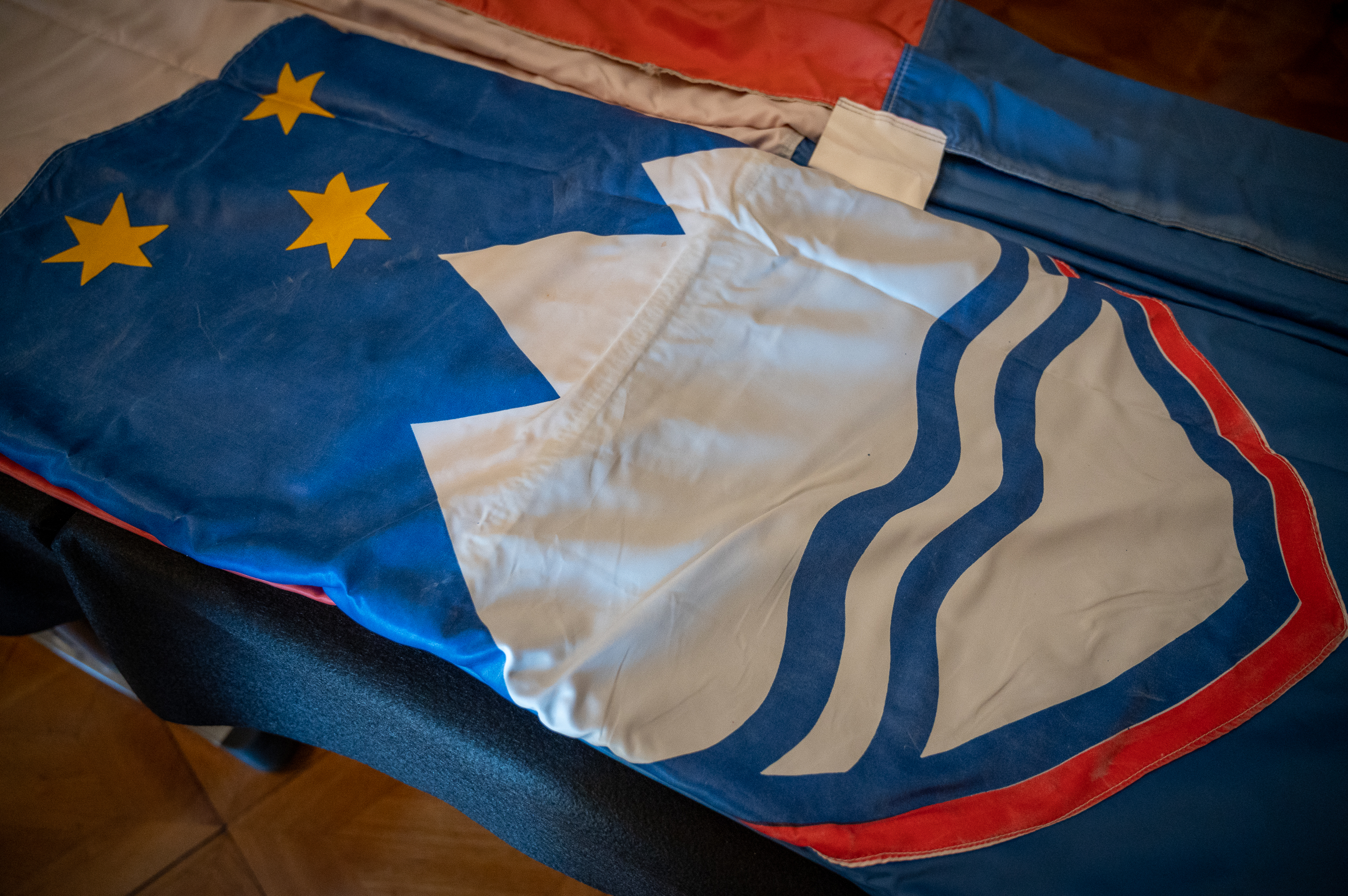 13-metrska zastava, ki so jo v Ljubljani dvignili v trenutku uradne razglasitve samostojnosti in neodvisnosti leta 1991 v Muzeju novejše zgodovine Slovenije. | 29. Mednarodni kongres zastavoslovja v Ljubljani, 13.7.2022. Foto: Anže Hobič.