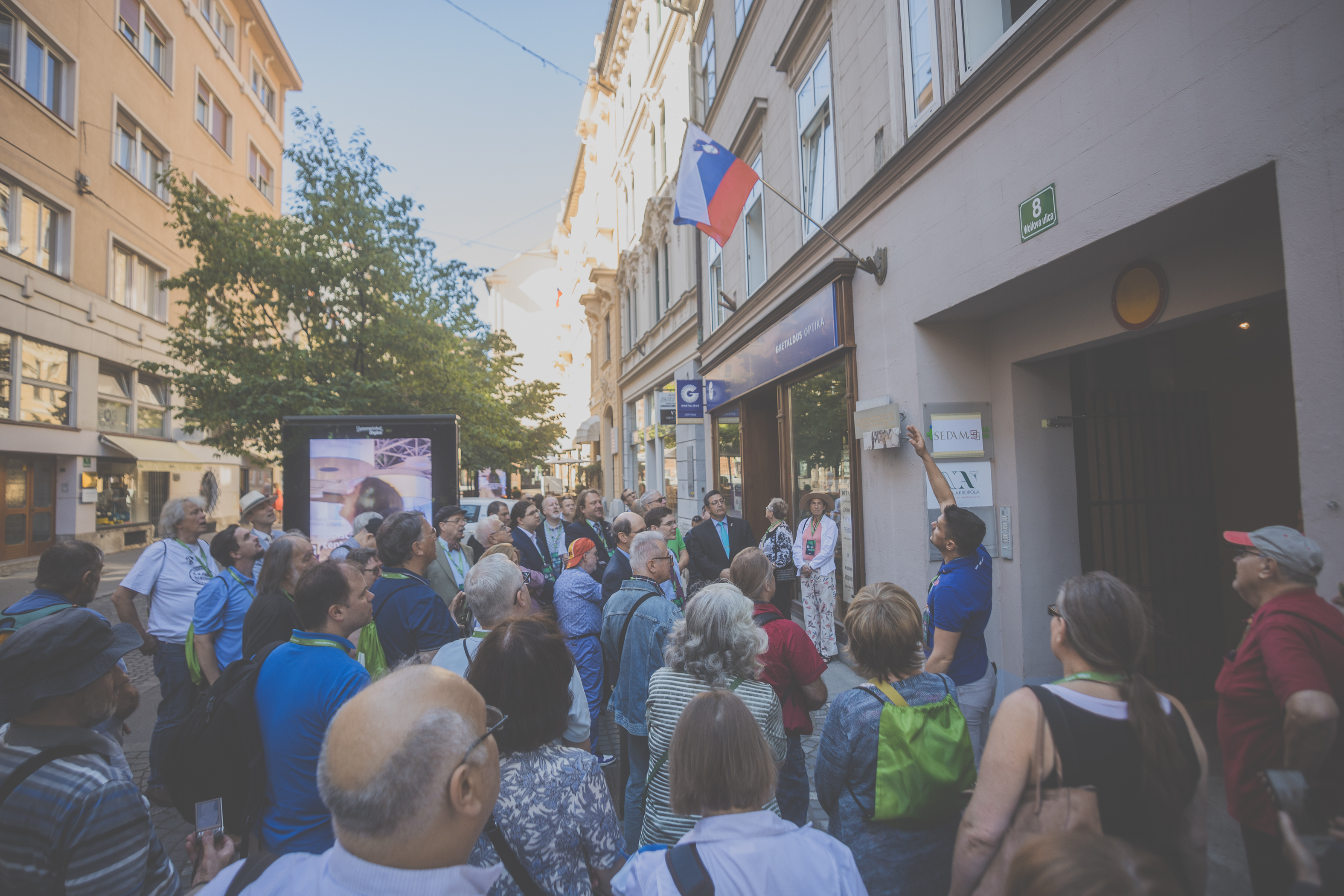 Ogled obeježja prvi slovenski zastavi na Wolfovi ulici 8 v Ljubljani. | 29. Mednarodni kongres zastavoslovja v Ljubljani, 11.7.2022. Foto: Simon Pelko.