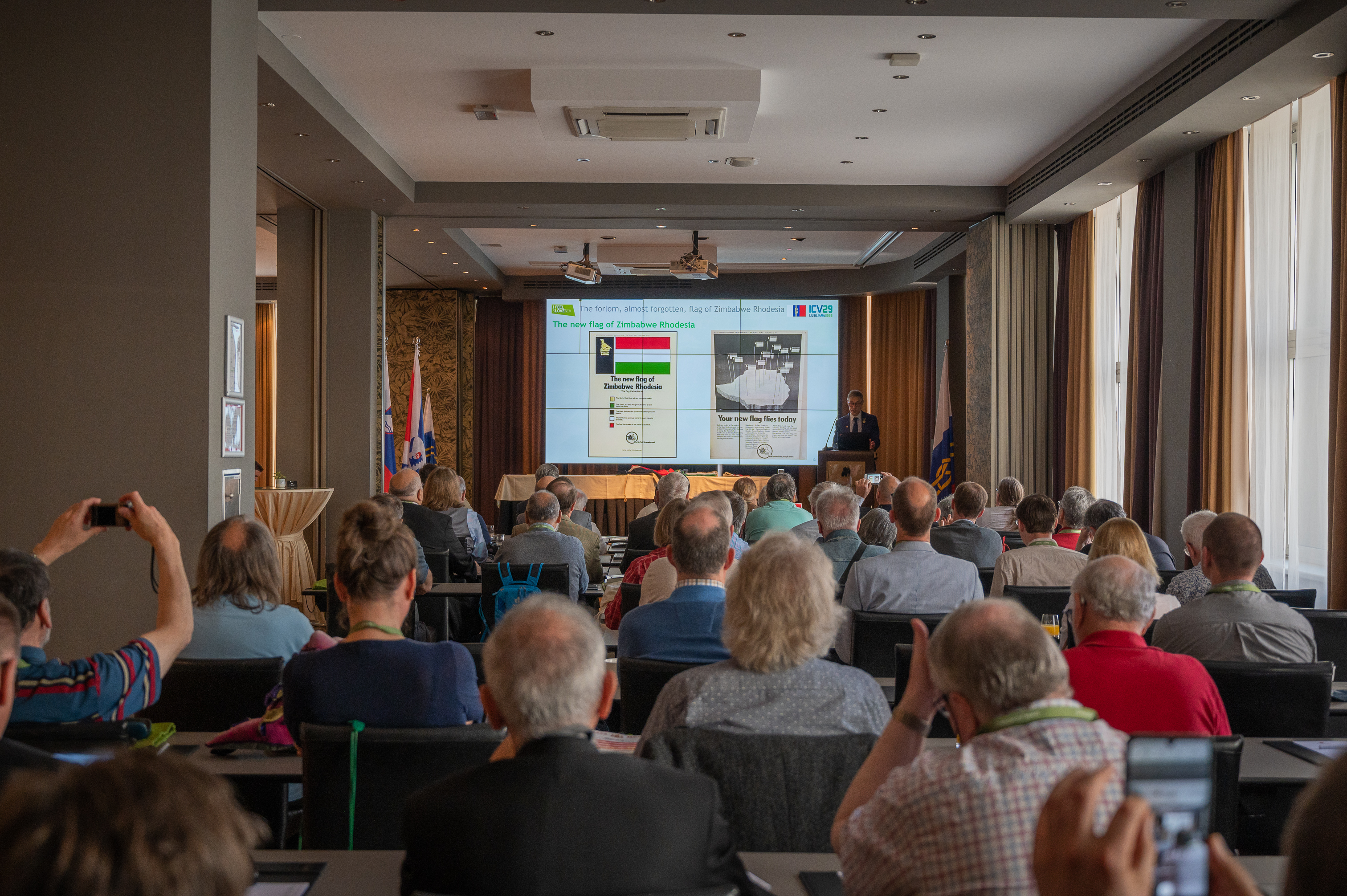 Predavanje Brucea Berryja: Zapuščena, skoraj pozabljena zastava Zimbabve Rodezije. | 29. Mednarodni kongres zastavoslovja v Ljubljani, 12.7.2022. Foto: Uroš Žižmund.