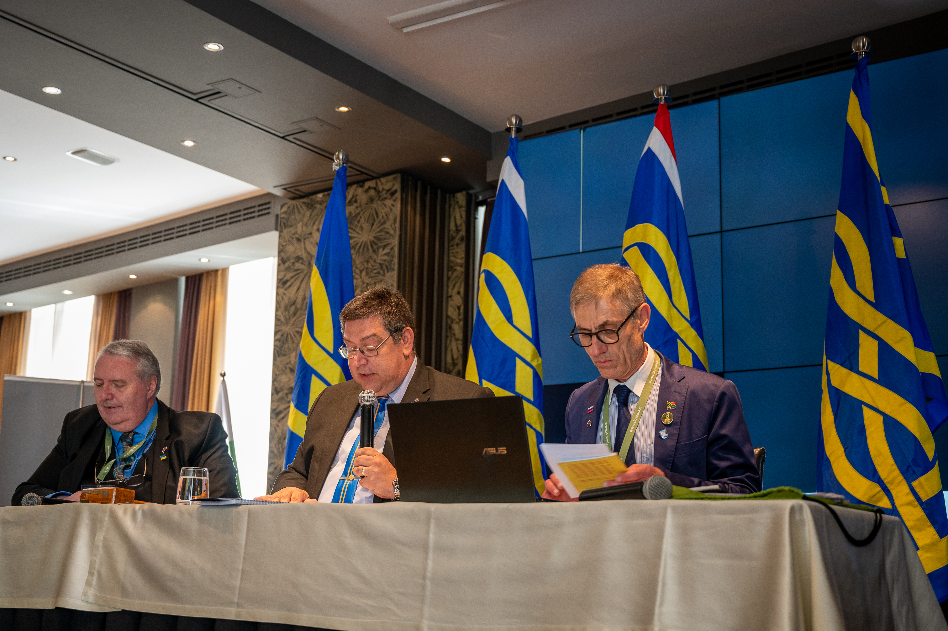 27. občni zbor - vodstvo FIAV: Graham M. P. Bartram (generalni sekretar za kongrese), Željko Heimer (predsednik) in Bruce B. Berry (generalni sekretar) | 29. Mednarodni kongres zastavoslovja v Ljubljani, 12.7.2022. Foto: Uroš Žižmund.