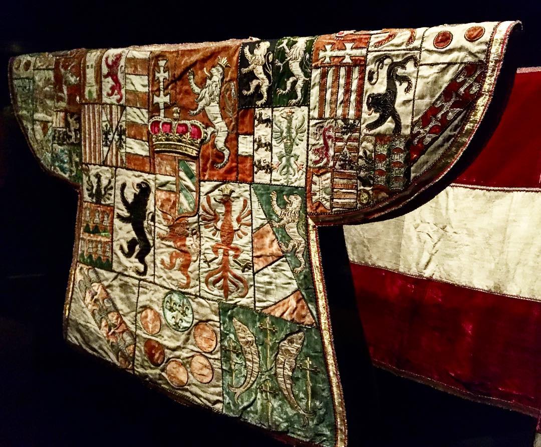Tabard glasnika Marije Terezije iz leta 1742. Cesarska zakladnica (Kaiserliche Schatzkammer) na Dunaju. Foto: Aleksander Hribovšek, 2017.