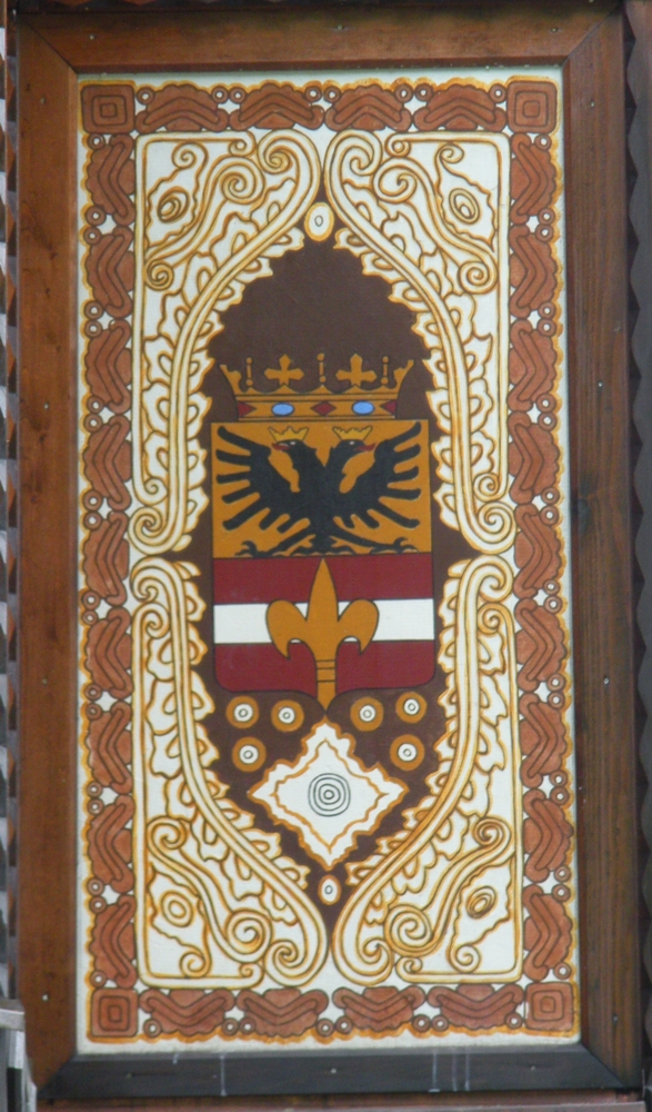Grb Trsta na fasadi spominske cerkve Svetega Duha na Javorci iz leta 1916. Foto: Aleksander Hribovšek, 2010.